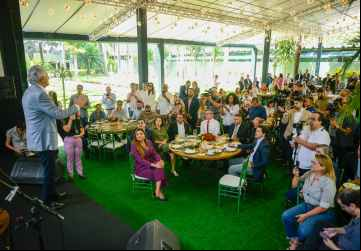 Governador Ronaldo Caiado com executivos, gestores, jornalistas e radialistas de veículos da capital: "Responder com resultados ao que a população espera"
