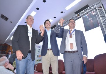 Vice-governador Daniel Vilela participou do Encontro Anual de Gestores ao lado dos presidentes da Associação Goiana dos Municípios (AGM), Carlão da Fox (à direita); e da Federação Goiana dos Município