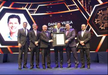 Vice-governador de Goiás, Daniel Vilela recebe, dos diretores da Fieg, a Medalha da Ordem do Mérito Industrial. Na oportunidade, ele defendeu a força da indústria goiana