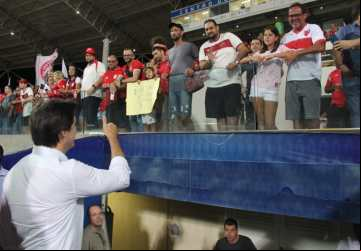 Vice-governador de Goiás cumprimenta torcedores do Vila Nova. Clube venceu o Goiatuba por 2 a zero na primeira partida do Campeonato Goiano