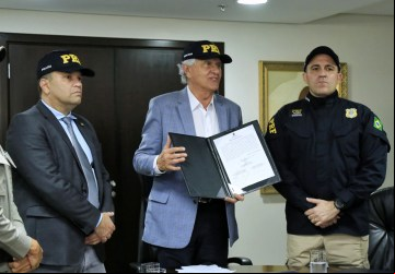 Governador Ronaldo Caiado na  do termo de cooperação técnica com a PRF, em dezembro: ação conjunta reflete política de segurança pública austera e séria