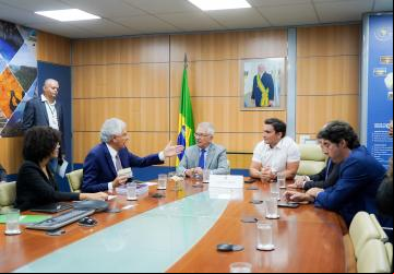 Comitiva de Goiás, encabeçada pelo governador Ronaldo Caiado, apresenta pedidos ao Ministério do Turismo