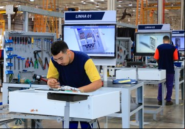 Com recorde de trabalhadores, Goiás subiu rendimento médio dos postos de trabalhos no final de 2023