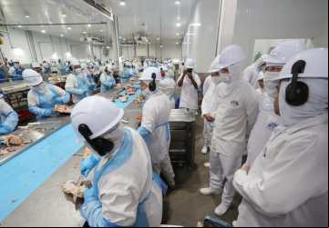 Trabalhadores de frigorífico de Inhumas, a 40 quilômetros de Goiânia: renda aquece a economia