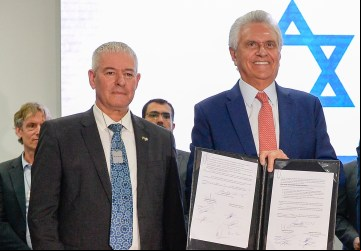 Caiado ao lado do embaixador de Israel no Brasil, Daniel Zonshine, durante homenagem do Governo de Goiás às vítimas do atentado que matou 1,2 mil israelenses