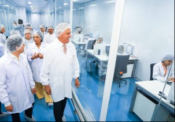 Governador Ronaldo Caiado visita indústria farmacêutica, no Distrito Agroindustrial (DAIA) de Anápolis. Indústria registrou aumento de 2.463 novos empregados