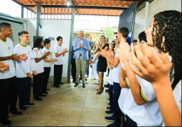Governo de Goiás investe em programas de alfabetização de adultos: educação como ferramenta de transformação social