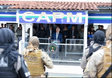 Caiado em evento com as forças de segurança: 