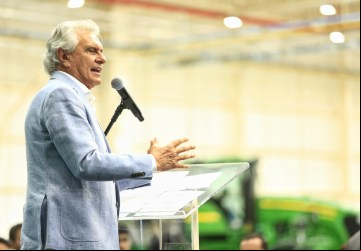 Governador Ronaldo Caiado em visita a indústria: investimentos em infraestrutura, inovação e qualificação pra fortalecer o setor