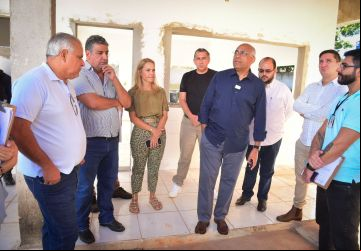 Prefeito Rogério vistoria obras dos CMEIs Barravento e Santa Helena