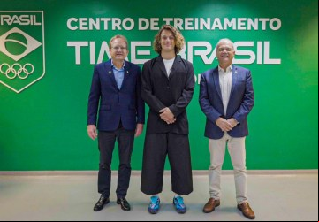 ucas Pinheiro visita o COB durante agem pelo Brasil 