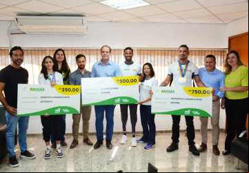 Secretário de Estado de Esporte e Lazer, Rudson Guerra, com atletas contemplados pelo Pró-Atleta