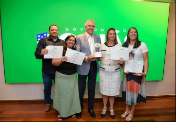 Governador recebe representantes de escolas que obtiveram resultados excelentes no Saeb