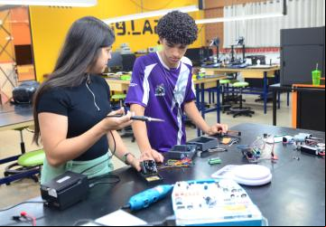 Alunos da EFG Luiz Rassi, de Aparecida de Goiânia, utilizam laboratórios da unidade para construir robô de competição