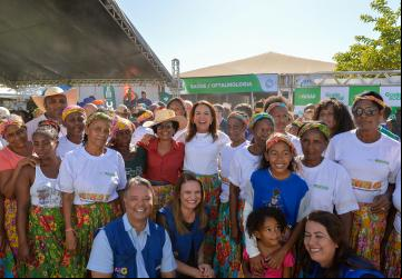 Primeira-dama Gracinha Caiado durante lançamento de edição inédita do Goiás Social no Vão do Moleque, em Cavalcante 