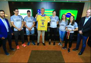 Governador Ronaldo Caiado recebeu esportistas goianos, ao lado do secretário Rudson Guerra e do superintendente Mário Kanashiro: agradecimento por levar o nome de Goiás para o mundo