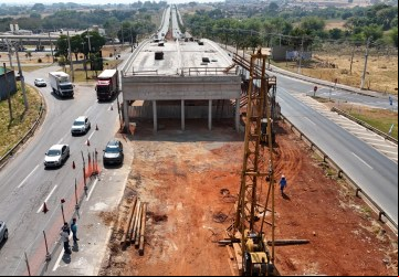 Goinfra executa reforço do solo para implantação das rampas de o ao viaduto, obra fundamental para melhorar a trafegabilidade na Rodovia dos Romeiros