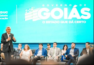 Ao anunciar novo plano de carreira, Caiado agradece dedicação dos professores estaduais: 