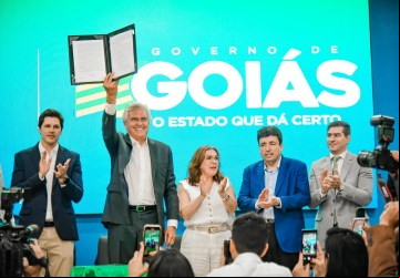 Evento de anúncio do novo plano de carreira para professores na Seduc tem participação de Daniel Vilela, que reforça o compromisso do Governo de Goiás com a educação