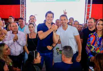  Vice-governador e presidente estadual do MDB, Daniel Vilela celebra a vitória do partido em Aparecida de Goiânia; Caiado e Leandro Vilela reforçam compromisso de transformação do município.