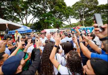 Governador Ronaldo Caiado conferiu os estandes da Feira #NoEntornoTem, no Parque da Cidade, em Brasília, e elogiou o evento: 