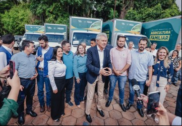 Governador Ronaldo Caiado durante entrega de 40 títulos definitivos de domínio de terras e dez caminhões destinados ao apoio à agricultura familiar e à execução do PAA Goiás