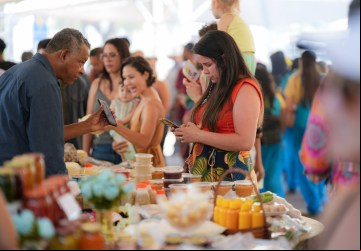 No Entorno do Distrito Federal, feira comercializa produtos de artesanato e da agricultura familiar: economia aquecida gera emprego e renda