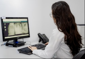 Médicos capacitados atendem pacientes no formato on-line