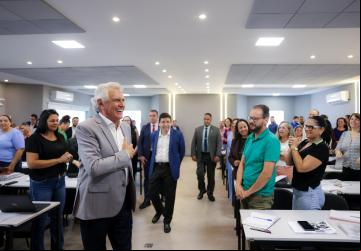 Governador Ronaldo Caiado participa de encontro com profissionais da educação estadual: valorização da carreira é foco da gestão