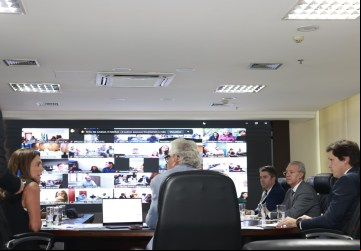 Ao lado de Caiado, Daniel Vilela participa de reunião com prefeitos e secretários estaduais para alinhar estratégias de enfrentamento aos impactos das chuvas e ao aumento dos casos de dengue no estado