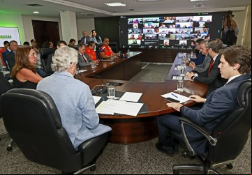 Governador Ronaldo Caiado e primeira-dama Gracinha Caiado durante reunião com prefeitos, autoridades e profissionais da área de saúde com o objetivo de intensificar o combate à dengue no estado