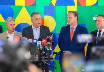 Os ministros Paulo Teixeira (Desenvolvimento Agrário e Agricultura Familiar), Rui Costa (Casa Civil) e Carlos Fávaro (Agricultura e Pecuária), com o diretor-presidente da Conab, Edegar Pretto, durante entrevista coletiva após reunião com o presidente Lula - Foto: Wallisson Breno / PR