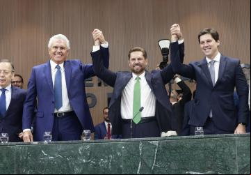 Daniel Vilela ao lado presidente da Alego, Bruno Peixoto, e o governador Ronaldo Caiado na sessão de posse da nova mesa Alego