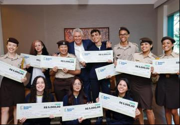 Governador Ronaldo Caiado entrega premiação para estudantes que atingiram 980 pontos na redação do Enem