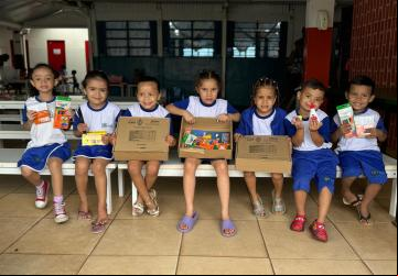 Prefeitura de Goiânia entrega kits de material escolar a estudantes da rede municipal de ensino: cerca de 7 mil kits já foram entregues; ao todo, serão 35 mil unidades para toda a rede