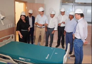 O governador em exercício, Daniel Vilela, acompanha a vistoria da ala infantil do Cora, que será referência no tratamento oncológico em Goiás