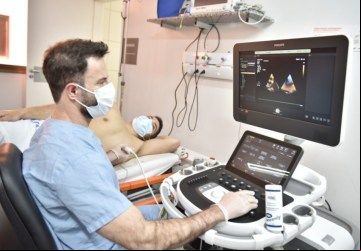Profissional do Hugol utiliza aparelho de ultrassom 3D, o mais moderno do mercado, durante exame em paciente