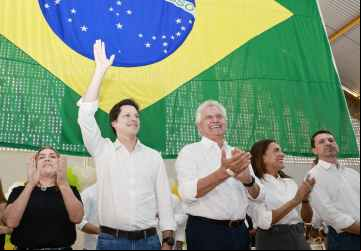 Governador, ao lado de Gracinha Caiado e Daniel Vilela, entrega cartões do Bolsa Uniforme. Iniciativa já beneficia mais de 76 mil estudantes