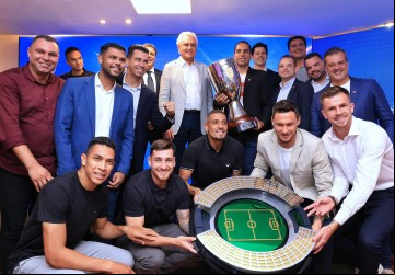  Ronaldo Caiado se diz encantado com brilho da festa da final do Goianão e destaca investimentos do estado na recuperação do Serra Dourada