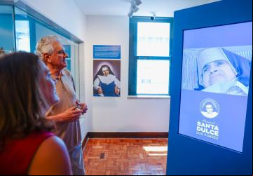 Caiado e Gracinha visitaram Basílica do Senhor do Bonfim e Santuário Santa Dulce dos Pobres, interagiram com populares e lideranças religiosas e dedicaram momentos à religiosidade