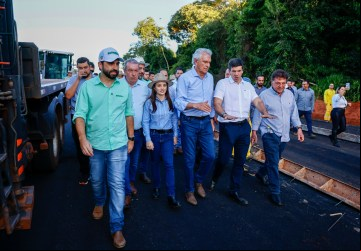 Acompanhado do prefeito de Rio Verde e outras autoridades, Caiado vistoria trabalho de restauração e duplicação da GO-210