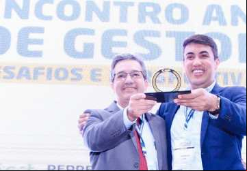 Os presidentes da Federação Goiana de Municípios (FGM), atual Haroldo Naves e o eleito Paulo Vitor Avelar
