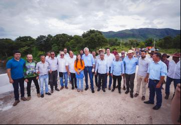 Governador Ronaldo Caiado, o vice Daniel Vilela e Pedro Sales inauguram duas pontes, no valor total de R$ 7,5 milhões, no município de Nova Roma, a 572 quilômetros de Goiânia