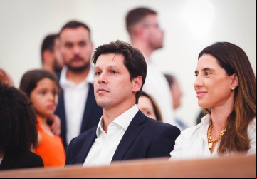  Daniel Vilela e sua esposa, Iara Vilela, participam da solenidade de reinauguração da Catedral de Sant