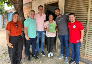 Moradores recebem escrituras das mãos do prefeito em exercício Romário Policarpo