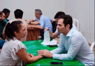 Jamil Calife ouvindo demandas em atendimento com o Gabinete Itinerante no Programa Prefeitura nos Bairros no Setor Conquista na Quadra do CDQC Joana Gomide Vaz
