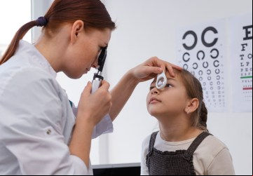 Dia do Oftalmologista é em 7 de maio e consultas ao profissional devem começar bem cedo (Foto: Freepik)
