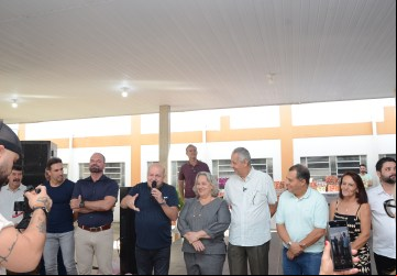 O vice-prefeito Nelson Martins Fayad durante fala no Café das Mães no CA, ao lado do prefeito Velomar Rios e a 1ª dama Neusa Teodora Rios