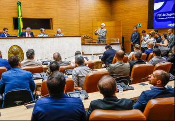 Governador Ronaldo Caiado debate política de segurança pública em evento com deputados e representantes de entidades de classe