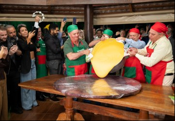 Cozinheiras realizam o tradicional Tombo da Polenta durante o lançamento do 19º Festival Italiano de Nova Veneza (Foto: Isabella Mendes)